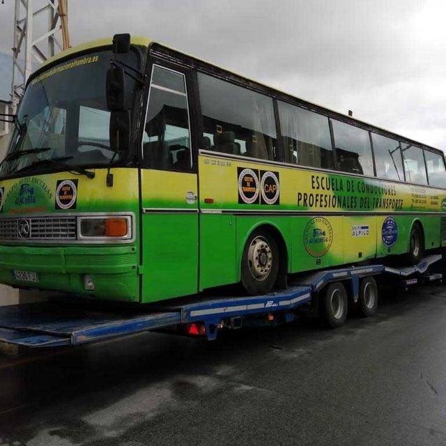 camión transportando autobús