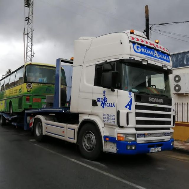 camión transportando autobús